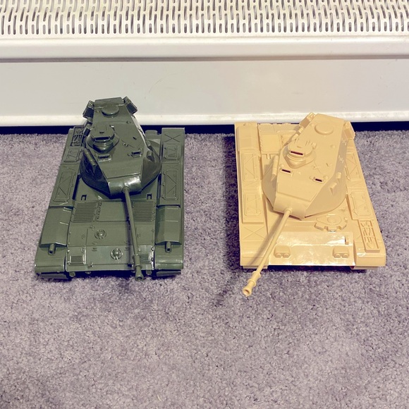 Model Tank Set - Picture 3 of 4